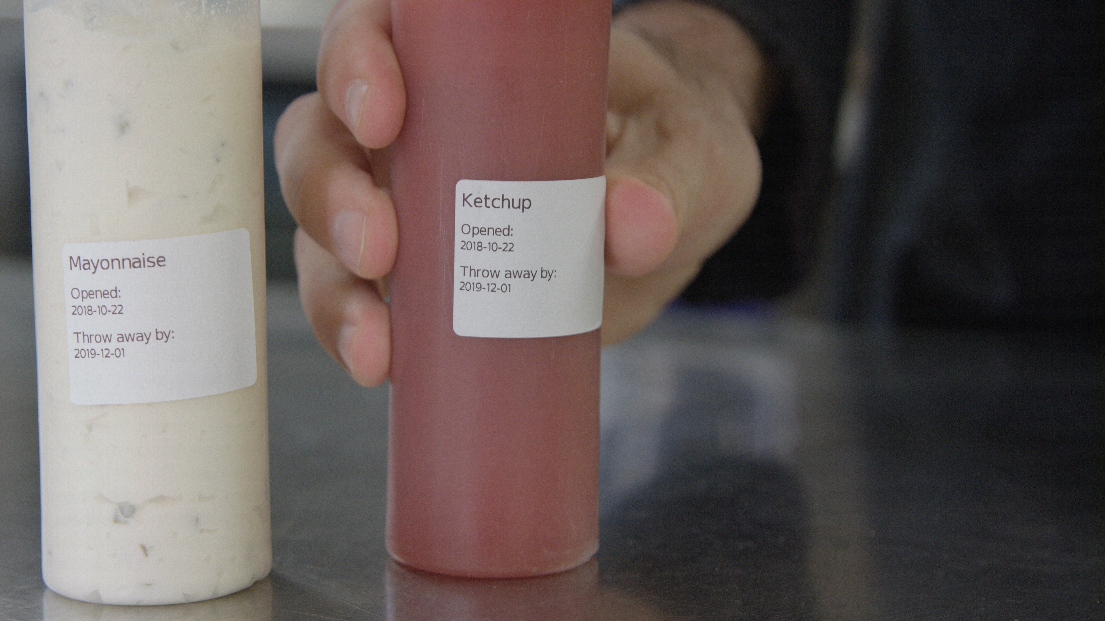 Botes de mayonesa y kétchup etiquetados con adhesivos removibles para indicar fecha de apertura y caducidad. Uso ideal en trazabilidad HORECA y control APPCC.