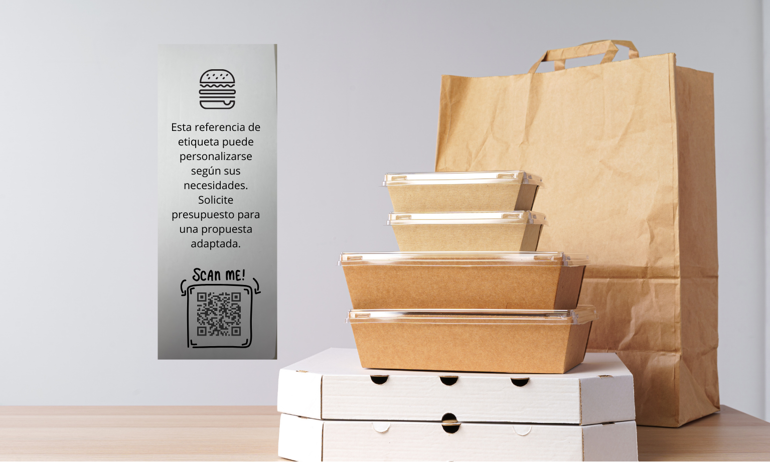 Ejemplo de pegatina aplicada en packaging de delivery personalizable con logo y códigos QR para clientes.